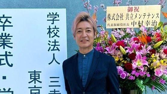 「ほんっと憧れの夫婦！」5児の父・つるの剛士 妻とハグ！娘からも大学卒業の祝福を受けファンから「こっちまで幸せな気持ちに」