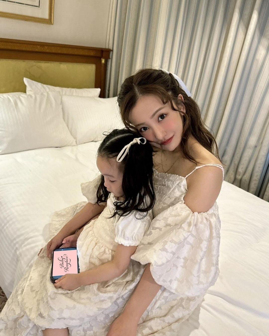 板野友美 2歳娘とのおそろいコーデ公開！笑顔で見つめ合う親子の姿や“ハローキティコーデ”に「天使」とファンも絶賛