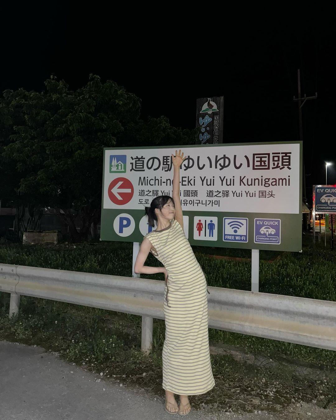 AKB48小栗有以　タイトなノースリーブワンピース姿を披露　沖縄県・道の駅名と同じ名前を見つけ本人も思わず「ゆいゆい…？」と反応