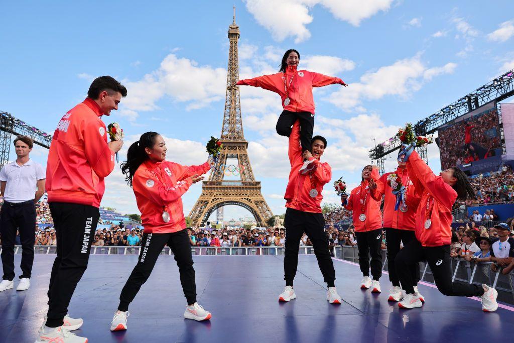 なぜ？夏のパリにフィギュアスケーターたちが大集結！北京五輪から２年半…日本代表選手の首にはメダル！指には「宇野昌磨」の文字【パリ五輪】