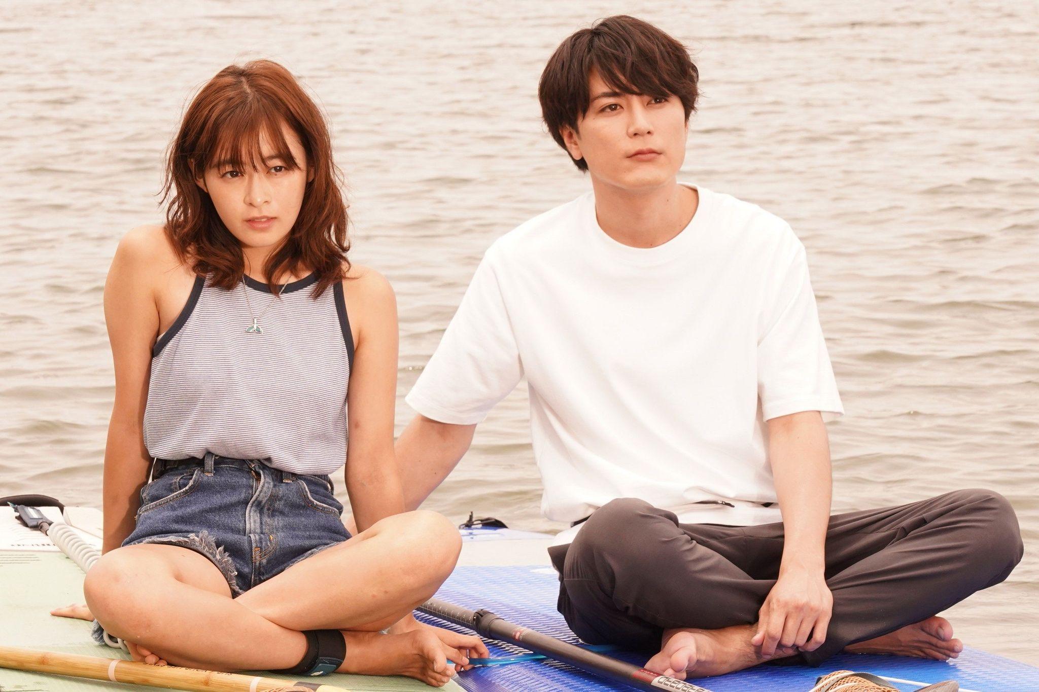 夏海（森七菜）と健人（間宮祥太朗）ら男女8人が夏の海で出会う『真夏のシンデレラ』第1話予告