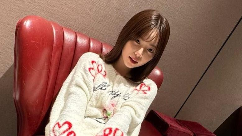 島崎遥香「バスに乗り遅れたわたし」私服姿で“しょんぼりショット”公開！白ニット×スウェットのオフ感あるお出かけ写真連発