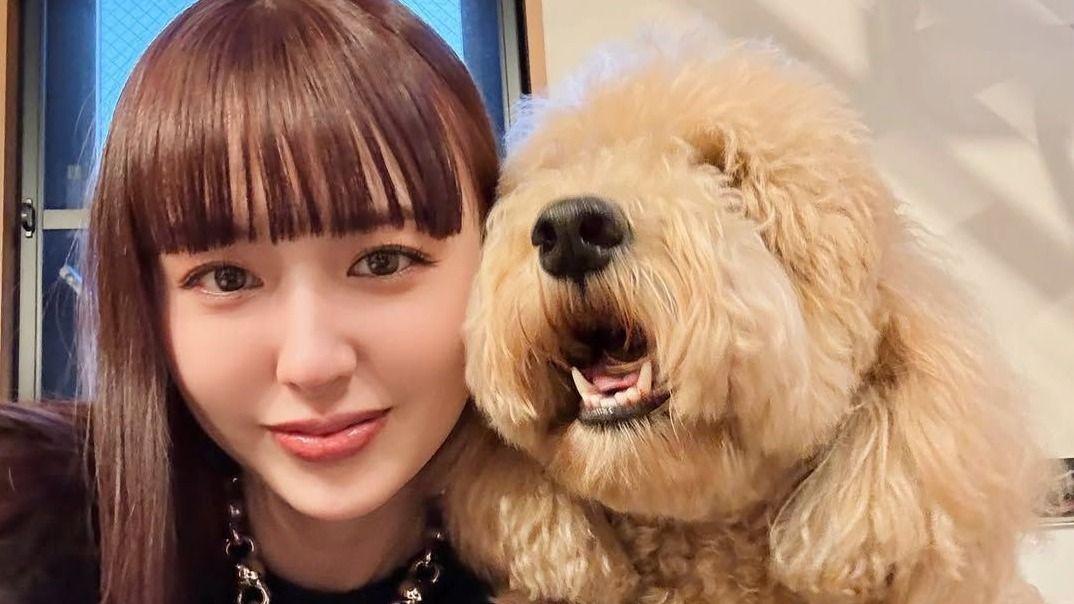 鈴木えみ 愛猫&愛犬との密着ショット披露！たわむれる姿に「癒しの塊過ぎ」「なんて甘えん坊さん！」と反響