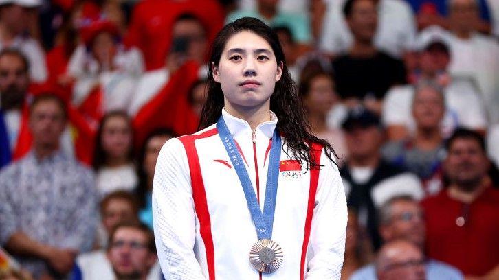 頭の上にパンダ！？表彰式での中国人選手の姿が「めちゃ可愛い」と話題 競泳女子50m自由形【パリ五輪】