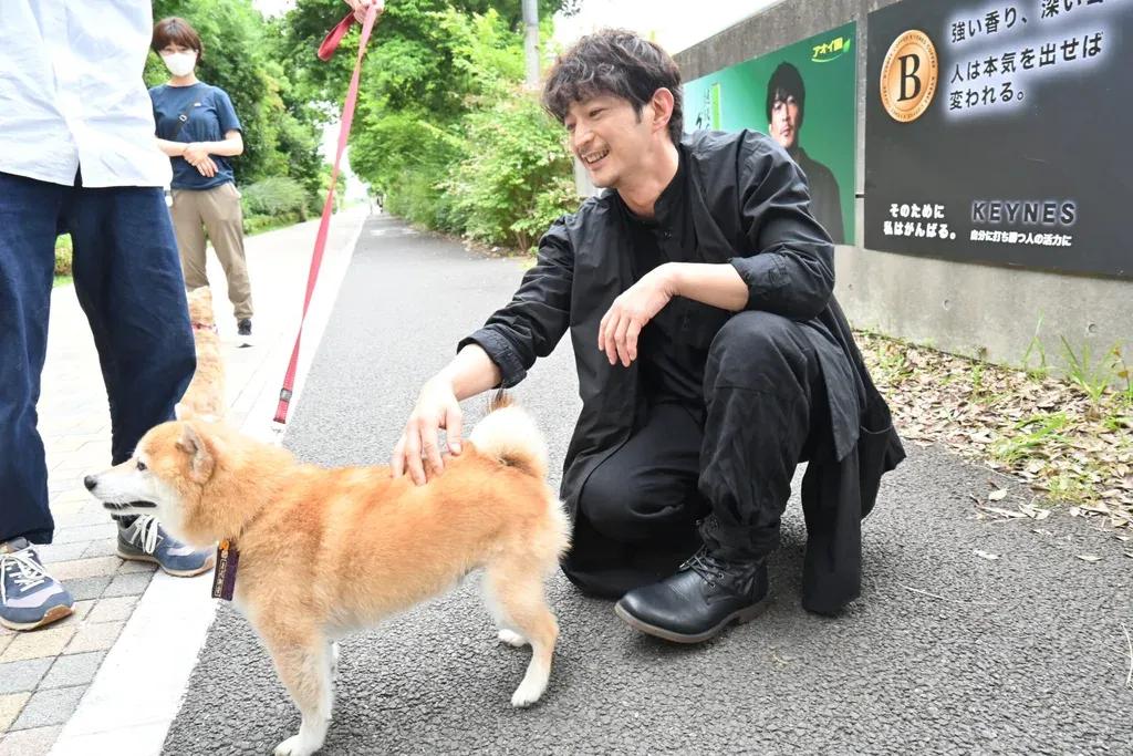 『ナンバMG5』特別編で、津田健次郎と柴犬の豆三郎が共演！撮影レポート_bodies