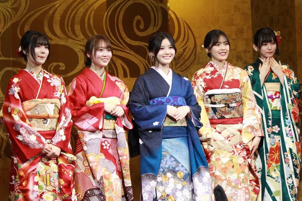 乃木坂46の新成人5人が晴れ着姿を披露！伊藤理々杏「沖縄の海も想像できる青色」_bodies