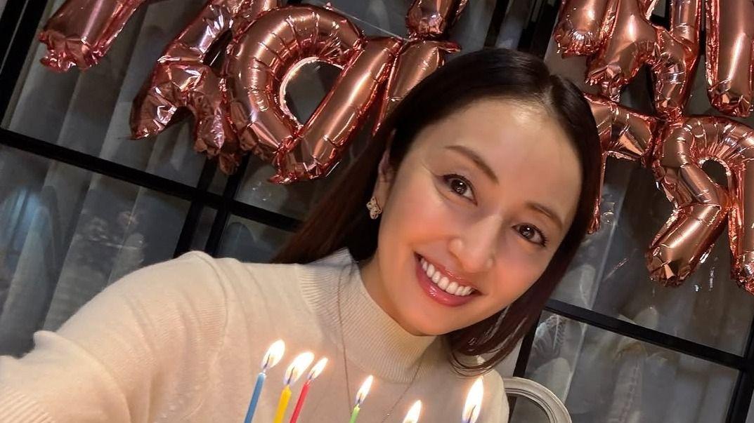 「花束よりも輝いてる！」矢田亜希子 46歳誕生日の“幸せショット”披露「笑顔がステキ」とファン絶賛