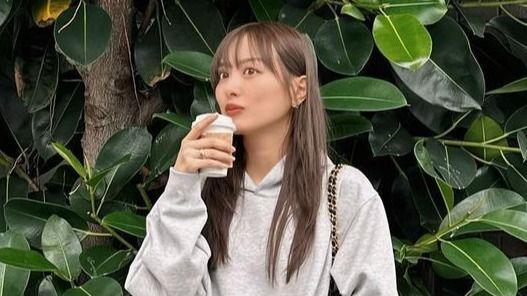 内田理央 パーカー×超膝上ミニスカでスラリ美脚見せ　ユニクロ私服コーデ披露に「胸がキュンとする可愛さ」