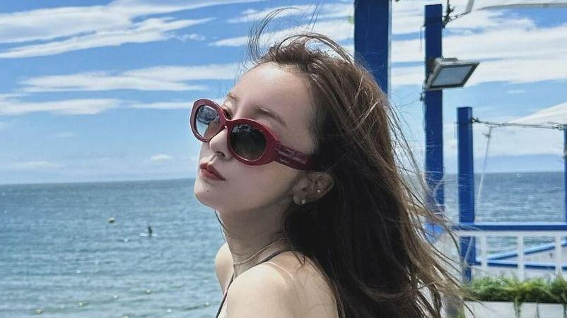 板野友美 水着×サングラスの最強夏スタイルを公開！青い海に髪をなびかせたオーラ全開ショットに称賛の声