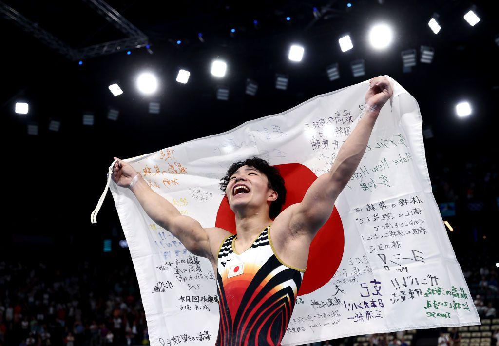 【日本勢4連覇】体操・岡慎之助 個人総合で金メダル！ 20歳の新王者誕生に「体操王国ニッポン」「未来明るすぎ」の声