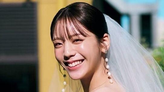 「実は結婚式挙げました！」貴島明日香 “美背中”見せたウエディングドレス姿を披露「最高に幸せそうな花嫁さん！」