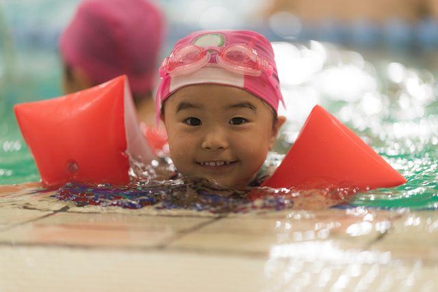 子供のスポーツ系習い事の人気ランキング圧倒的１位は「水泳」！