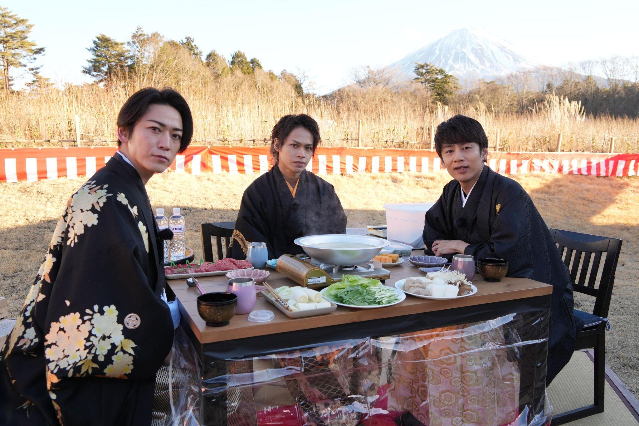 KAT-TUNの亀梨和也さん、上田竜也さん、中丸雄一さんが、新年恒例の袴でBBQを楽しみました。