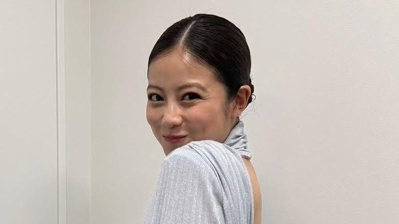 今田美桜 “美背中”ミニ丈ドレス姿でのモグモグショット公開！前のめりで爆笑する姿に「笑顔が最高」「見惚れます！」