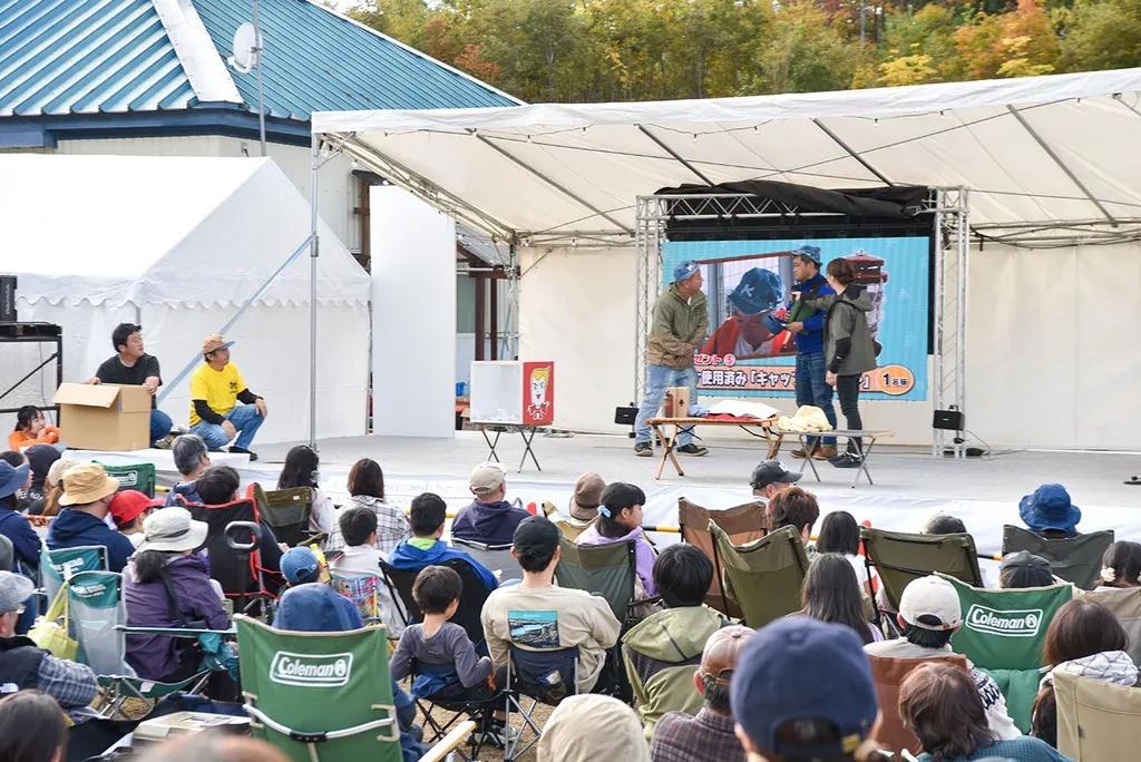 『西村キャンプ場』宿泊イベントに1000人が集合！西村瑞樹は、各テントを回り“火吹きサービス”_bodies