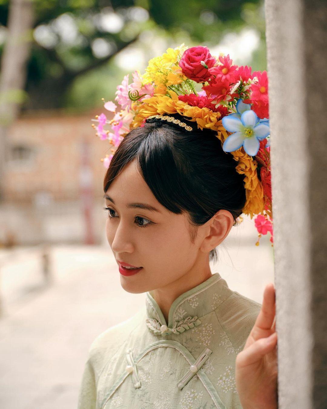 【写真5枚】前田敦子「美しすぎる」赤・ 白チャイナドレスの「簪花囲」姿