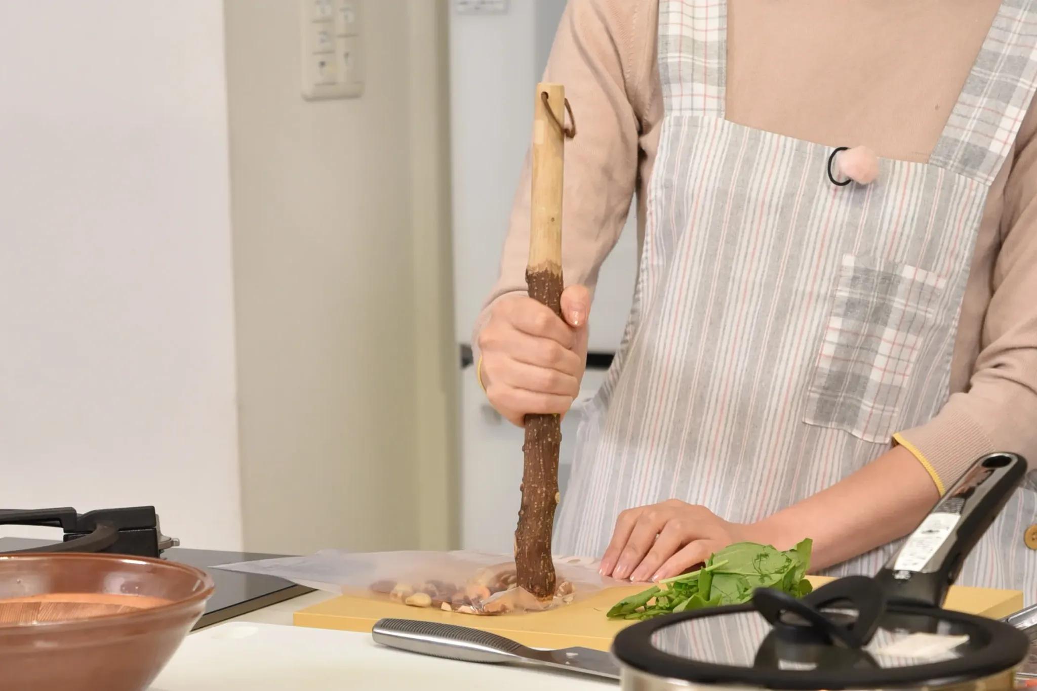 フジ内田嶺衣奈アナ、時短料理披露し「夫のため冷蔵庫におかず2品は入れておきたい」_bodies