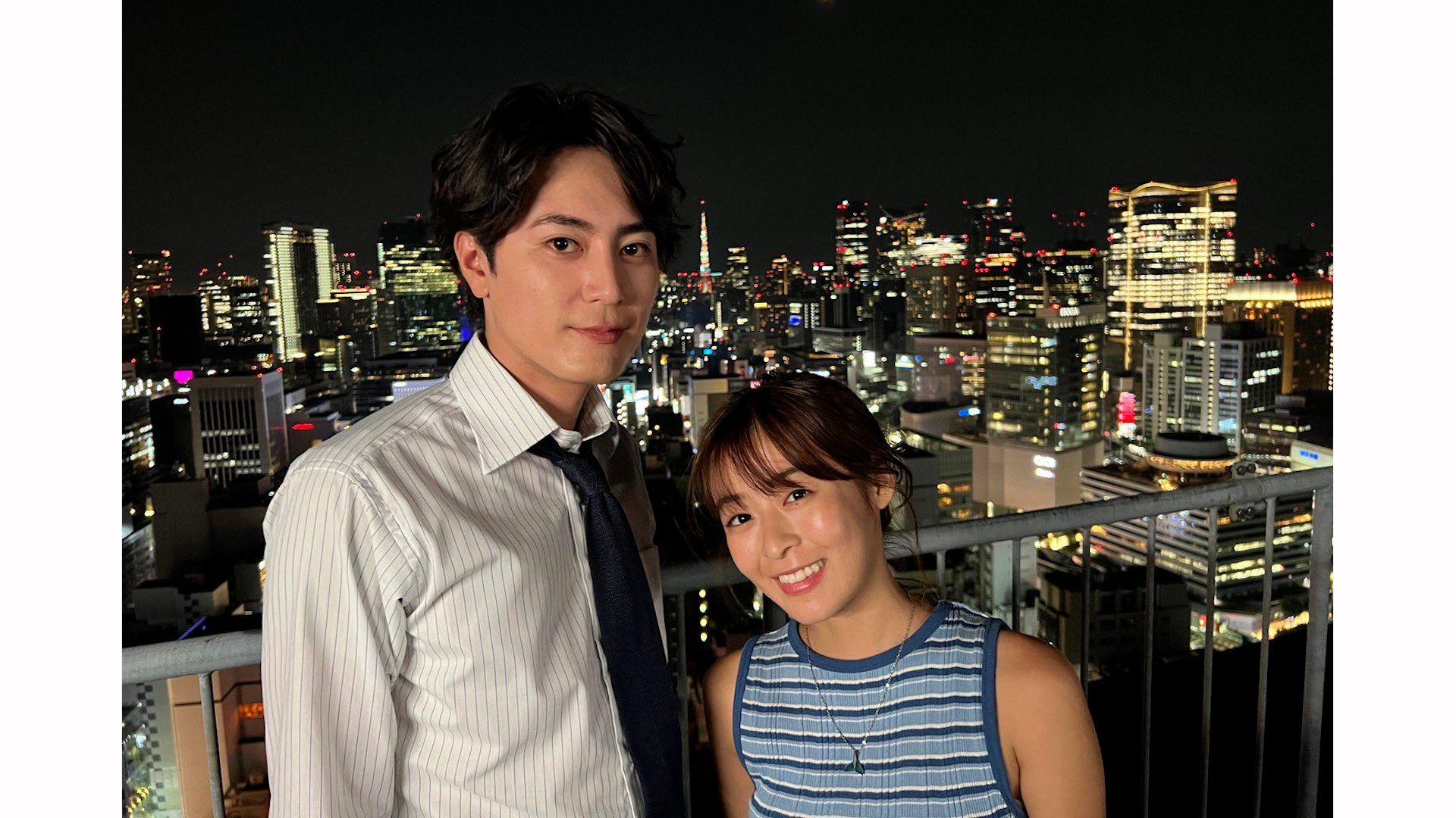 森七菜＆間宮祥太朗の「身長差にキュン♡」夜景をバックに絵になるオフショット『真夏のシンデレラ』