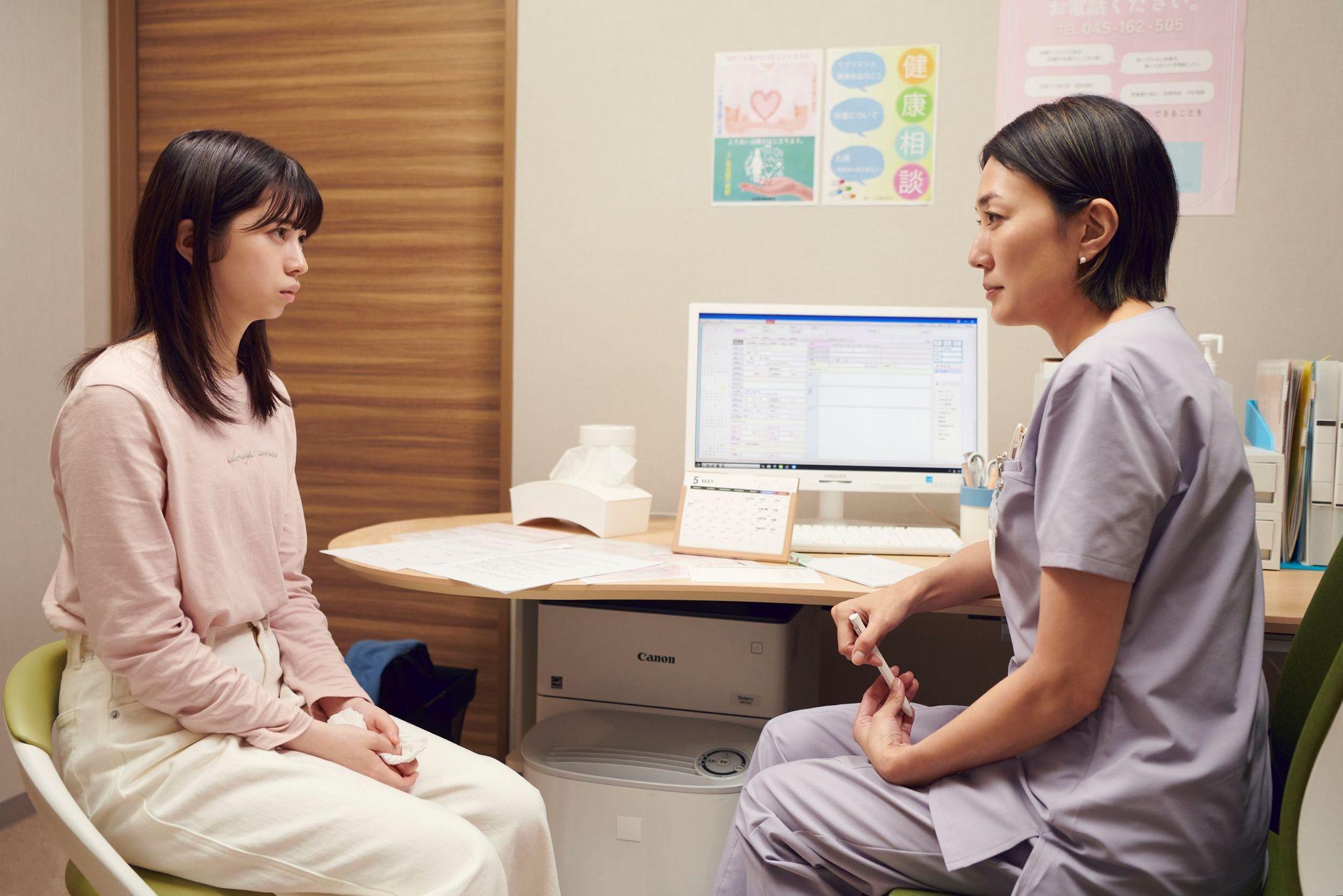 板谷由夏が産婦人科医役で出演！「命に関わる話をしなければいけない立場だからこそ、感情を含みすぎないよう心がけました」