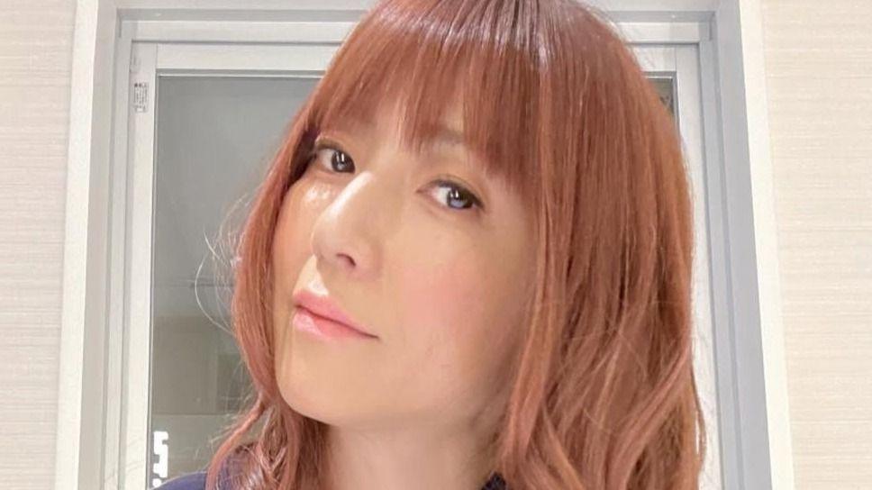 26年前の真っ赤なキャミ姿を披露！hitomi(48) 大胆肌見せショットに「艶々ですね」「最高だよ！」と反響