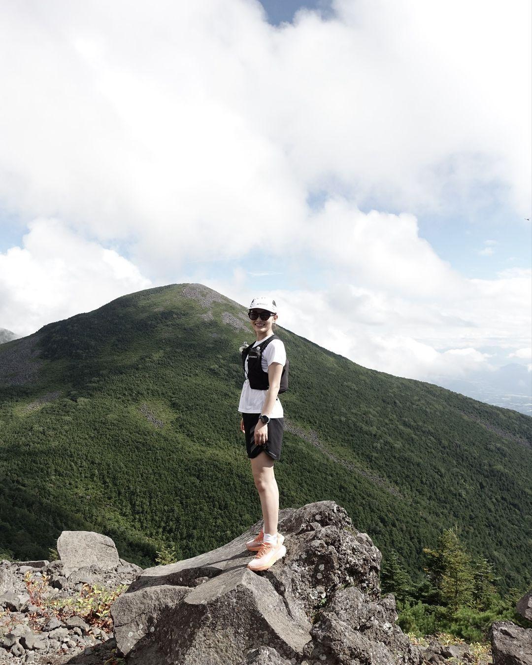 「カッコ良すぎ」井上咲楽 登山道でのランニング姿を公開 鍛え上げられた健康的な美脚に「ひらめ筋がすごい！」と驚きの声