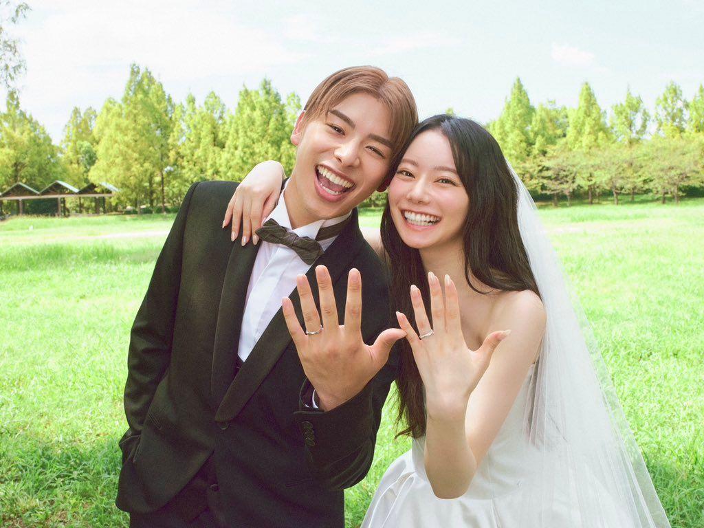 "警報級の幸せオーラ" なこなこカップル7周年記念日に結婚！婚姻届を出す様子や2人が出会ったUSJウェディングフォトを公開