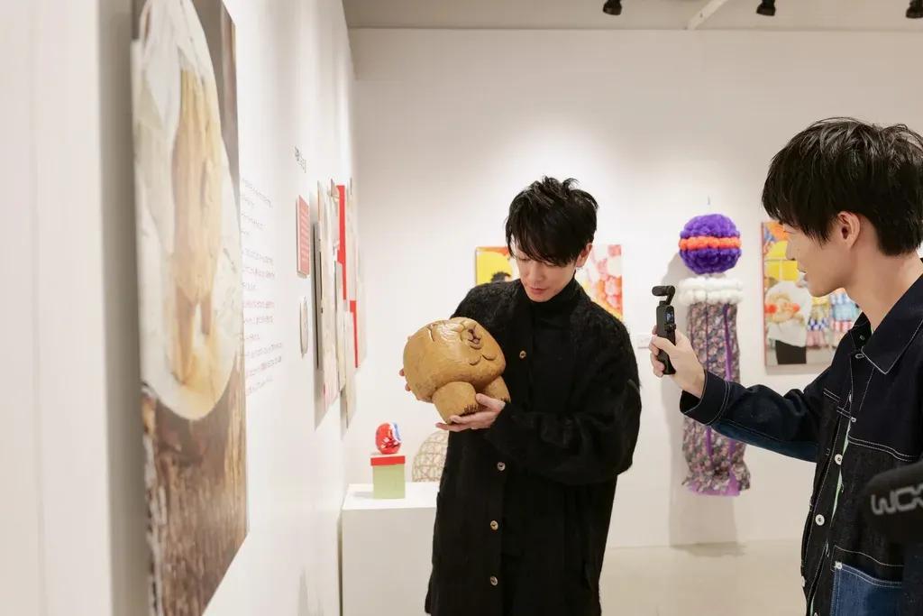 【動画あり】佐藤健＆神木隆之介 フォトスポットで撮影、展示物を愛で…「みやぎから、、」写真展を堪能！_bodies