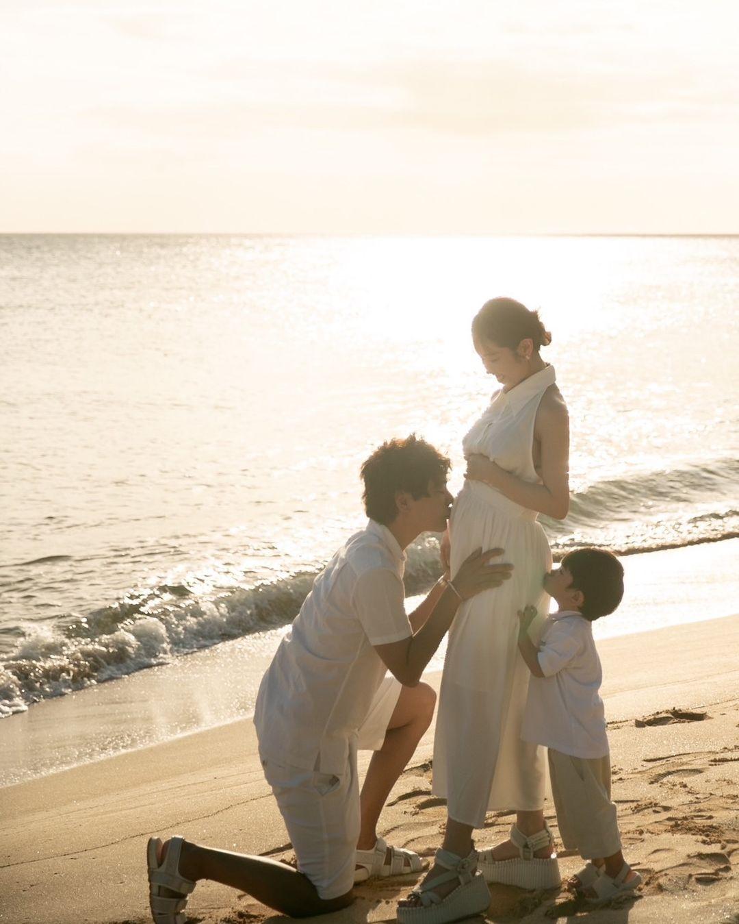 第2子妊娠発表の“くみっきー”舟山久美子(33)海辺でのマタニティフォトを公開！夫がバックハグするラブラブショットも