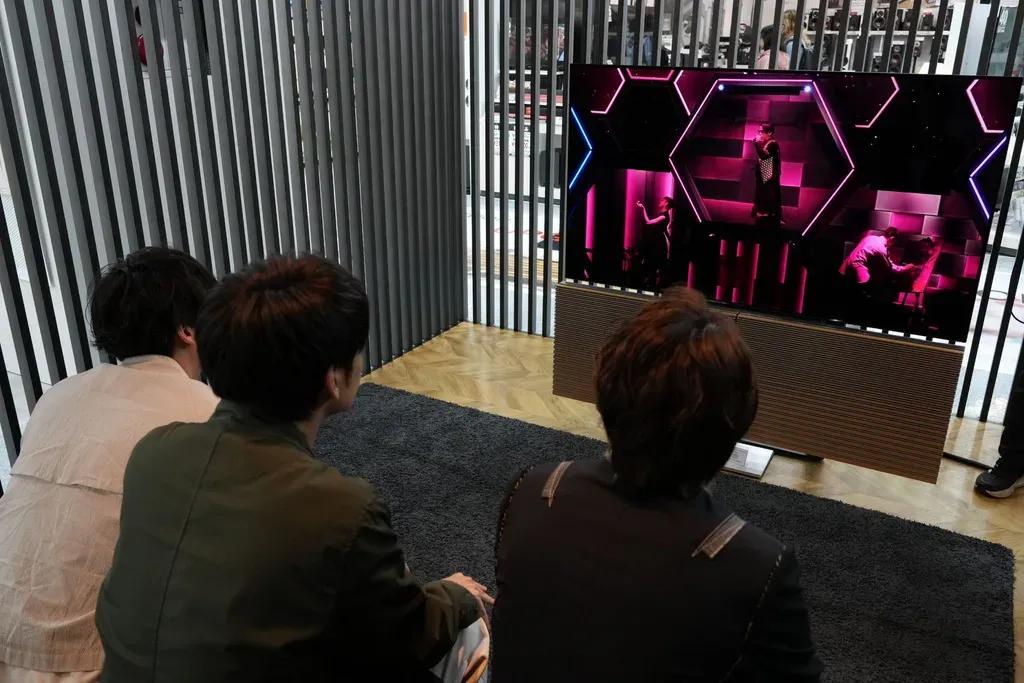 KAT-TUN 最新マッサージチェアに興奮！亀梨和也「ここまで上手なら付き合いたい」_bodies