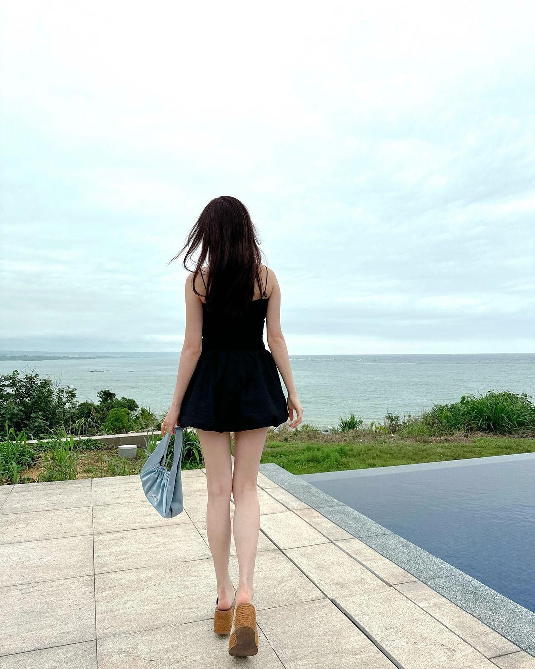 久間田琳加  沖縄の海ではしゃぐショット公開　肩を出したミニスカワンピ姿に「スタイル良すぎる」と驚きの声
