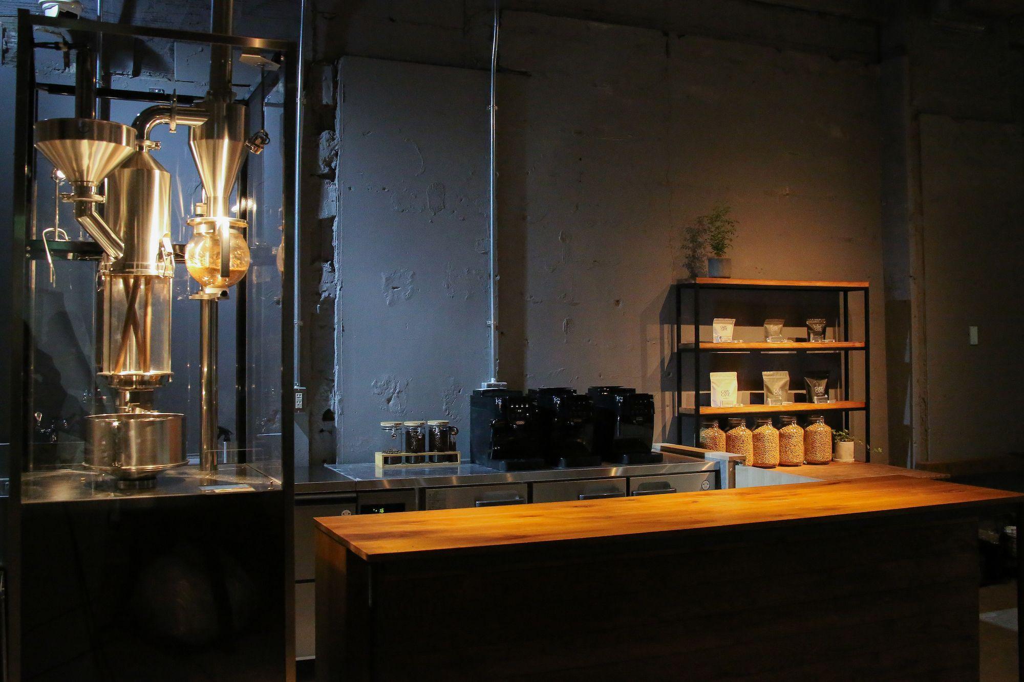 【アッシュ・ペー・フランス株式会社】新たにカフェ事業をスタート。こだわりのコーヒー、ジュエリー、アートが楽しめる複合空間「カフェ ケイブ」を表参道にオープン。