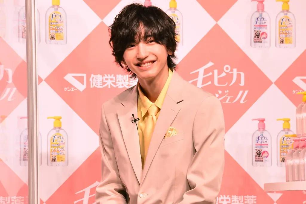 永瀬廉「ジャニーズは角度で生きている」179cmに育った道枝駿佑と久々の共演でキメ顔連発_bodies