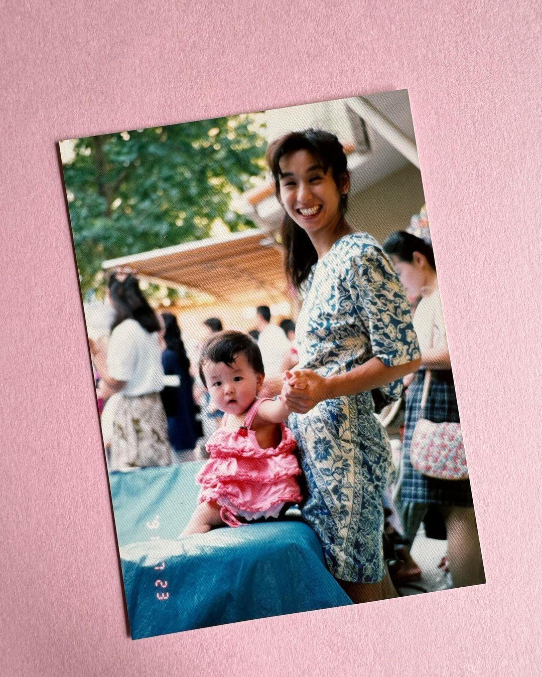 浅田真央 亡き母への思い 赤い花を持ち舞う姿を“母の日”に投稿 「私は母のように強く生きる」 母との2S写真も