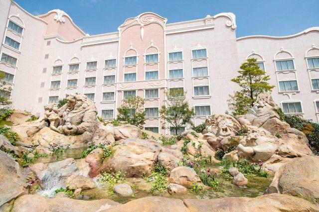 東京ディズニーシー・ファンタジースプリングスホテル　ローズコート（キャラクターなどをかたどった岩の彫刻）１_md