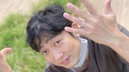 【写真3枚】無事に指輪をつり上げ満面の笑みを浮かべる石田明とブログを見る