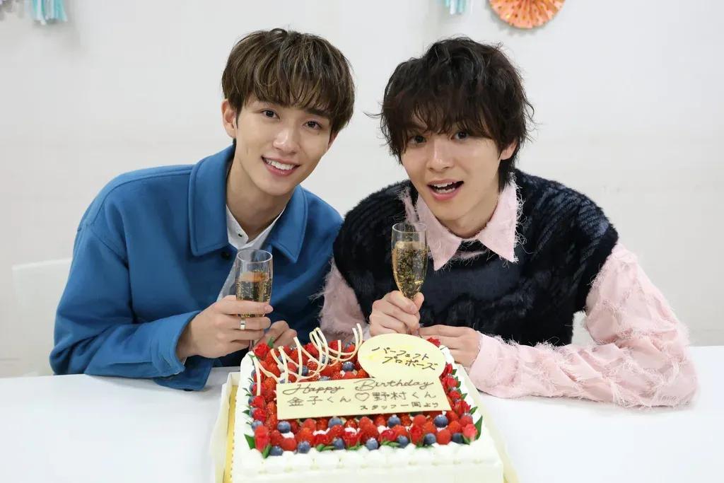 金子隼也＆野村康太 サプライズ誕生日会で仲良く自撮り！ケーキをどこから食べるか“小声相談”_bodies