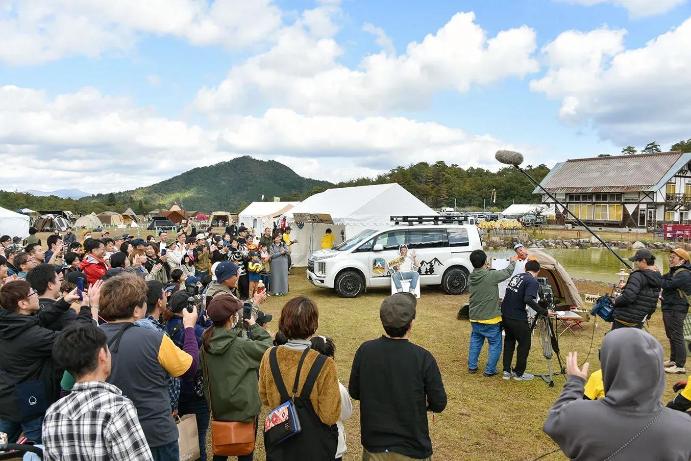 『西村キャンプ場』宿泊イベントに1000人が集合！西村瑞樹は、各テントを回り“火吹きサービス”_bodies