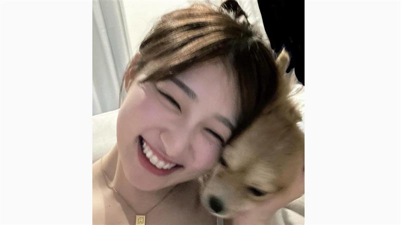吉川愛　お団子ヘアにタンクトップ姿で愛犬とチューするラブラブショットを公開「世界救える笑顔！」の声
