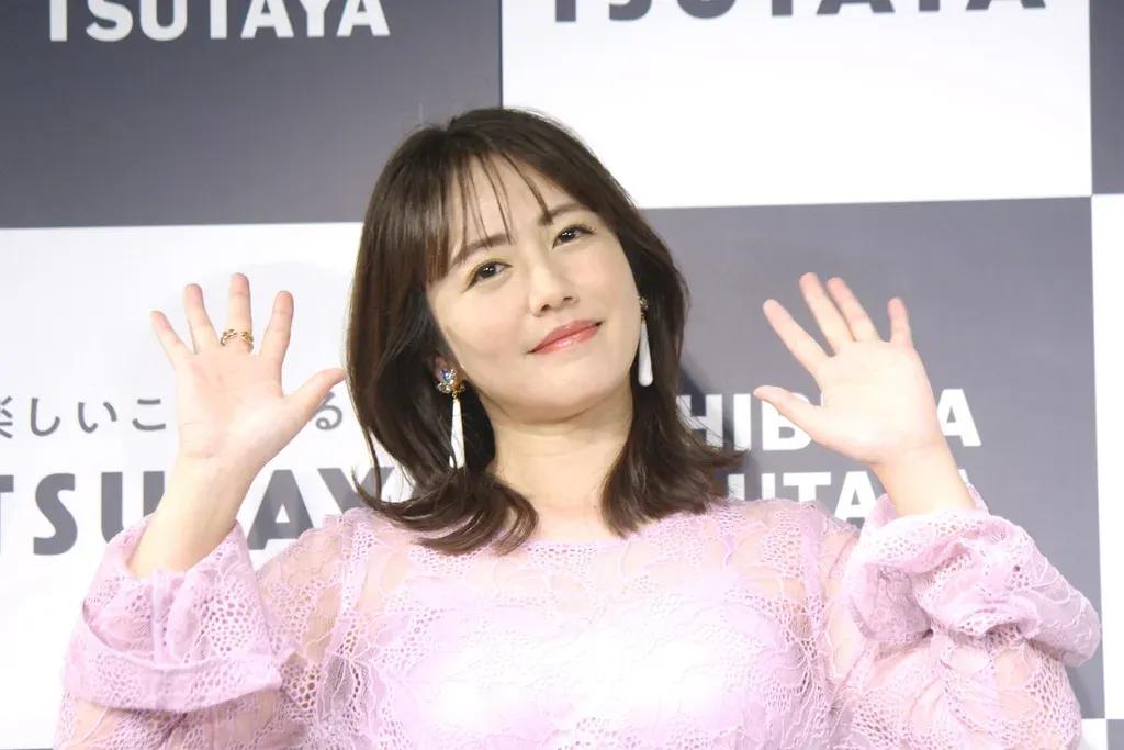 磯山さやか 30代ラストの写真集を有吉弘行に渡すも「あっ、いらないです」_bodies