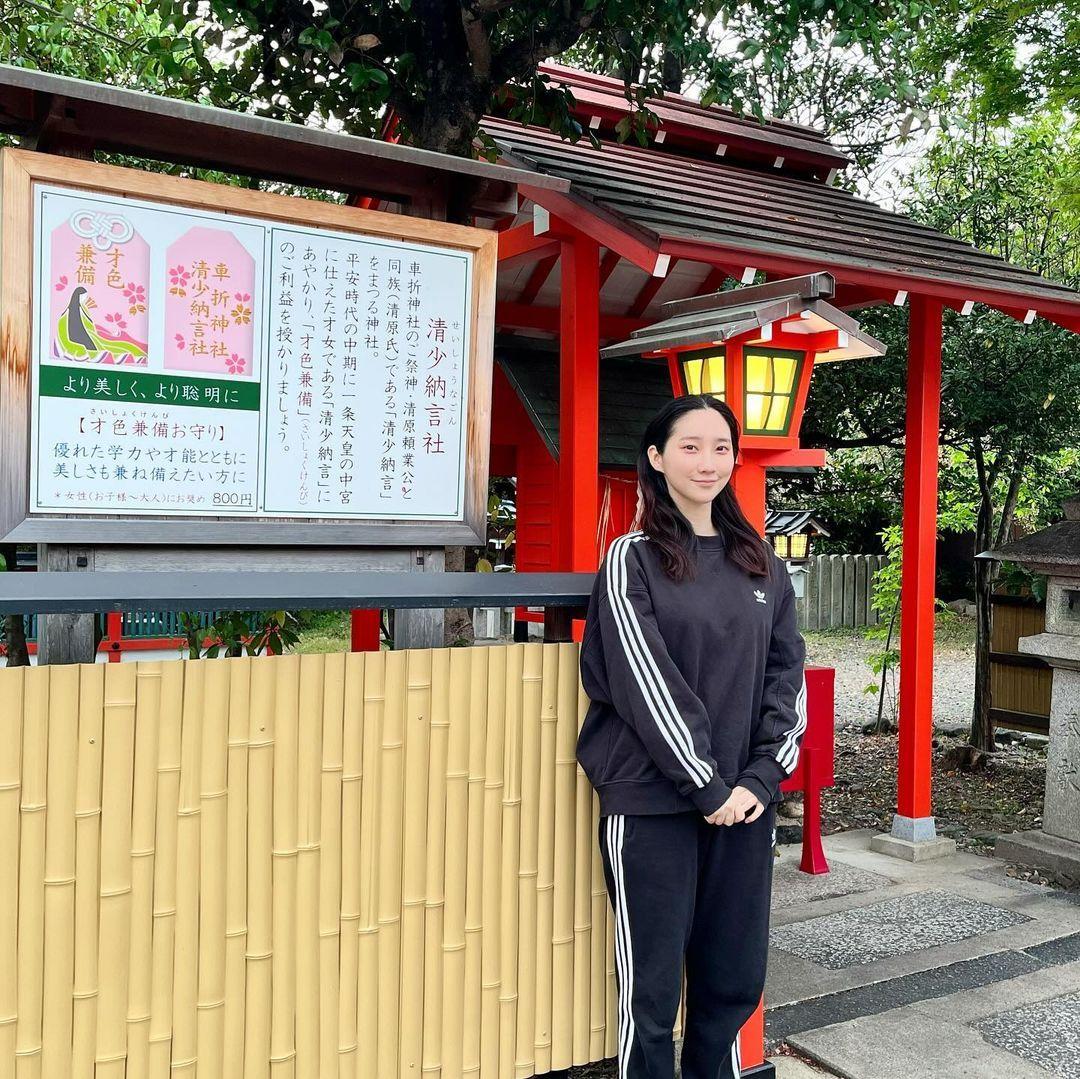 先日お仕事で京都に行けたので#車折神社 に奉納していた玉垣見に行きました！去年の6月ぶり！直接見に行けてなかったのでやっと！社務所さん閉まってたのに気づいて下さってご挨拶もできました #光る君へ 観てくださっているそうでお話もさせていただけて嬉しかったです 大阪にいる頃から芸能神社があるので時々お詣りに行ってましたが、去 (3)
