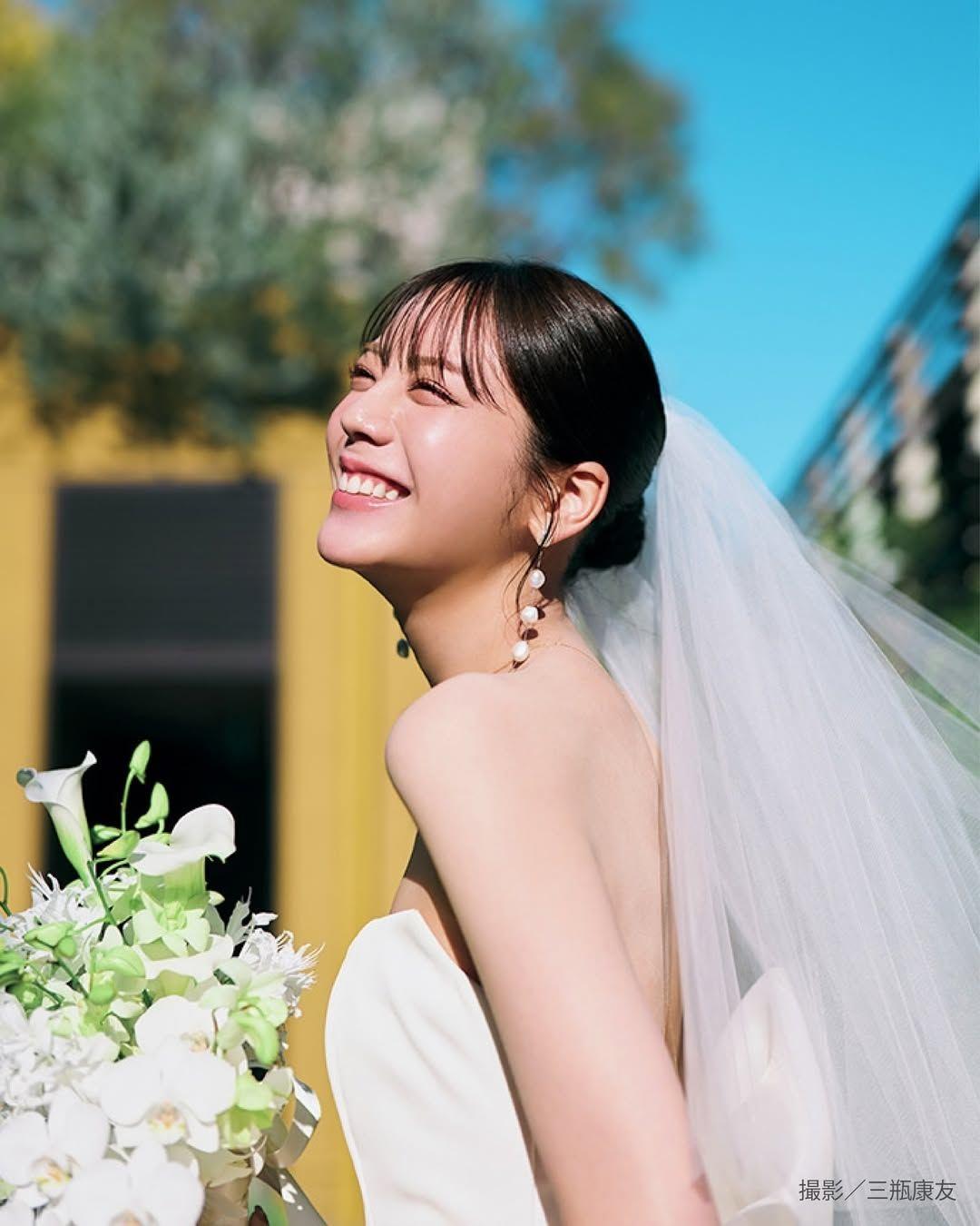 「実は結婚式挙げました！」貴島明日香 “美背中”見せたウエディングドレス姿を披露「最高に幸せそうな花嫁さん！」