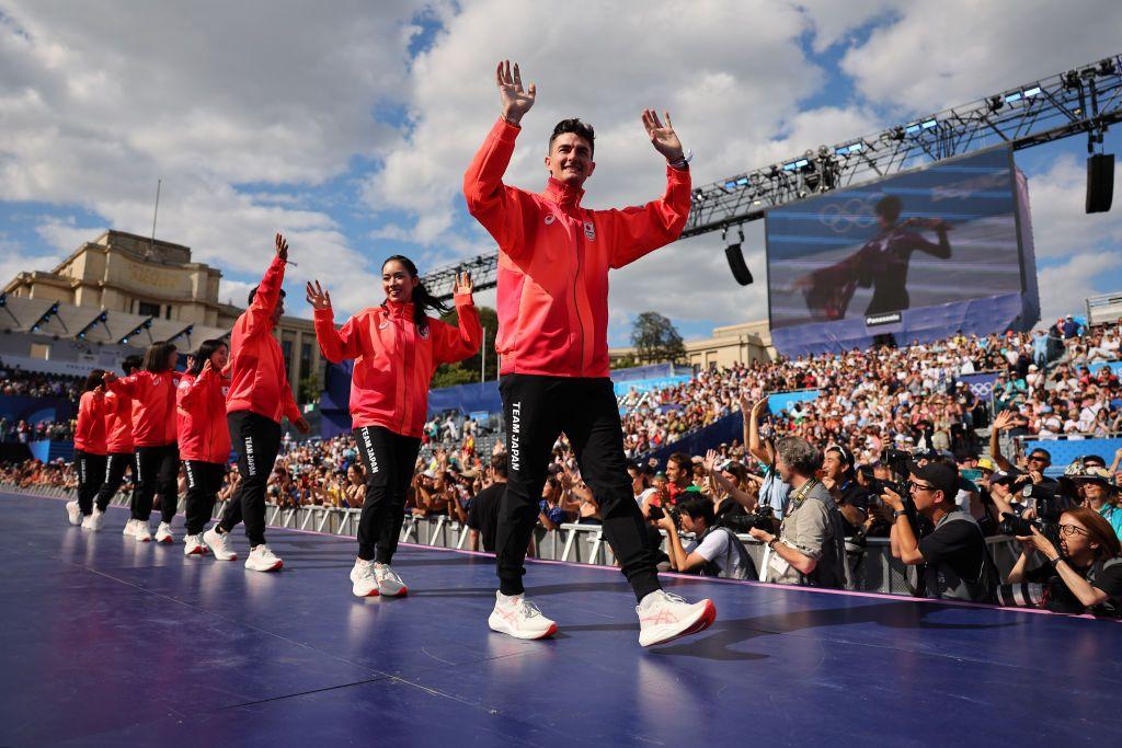 なぜ？夏のパリにフィギュアスケーターたちが大集結！北京五輪から２年半…日本代表選手の首にはメダル！指には「宇野昌磨」の文字【パリ五輪】