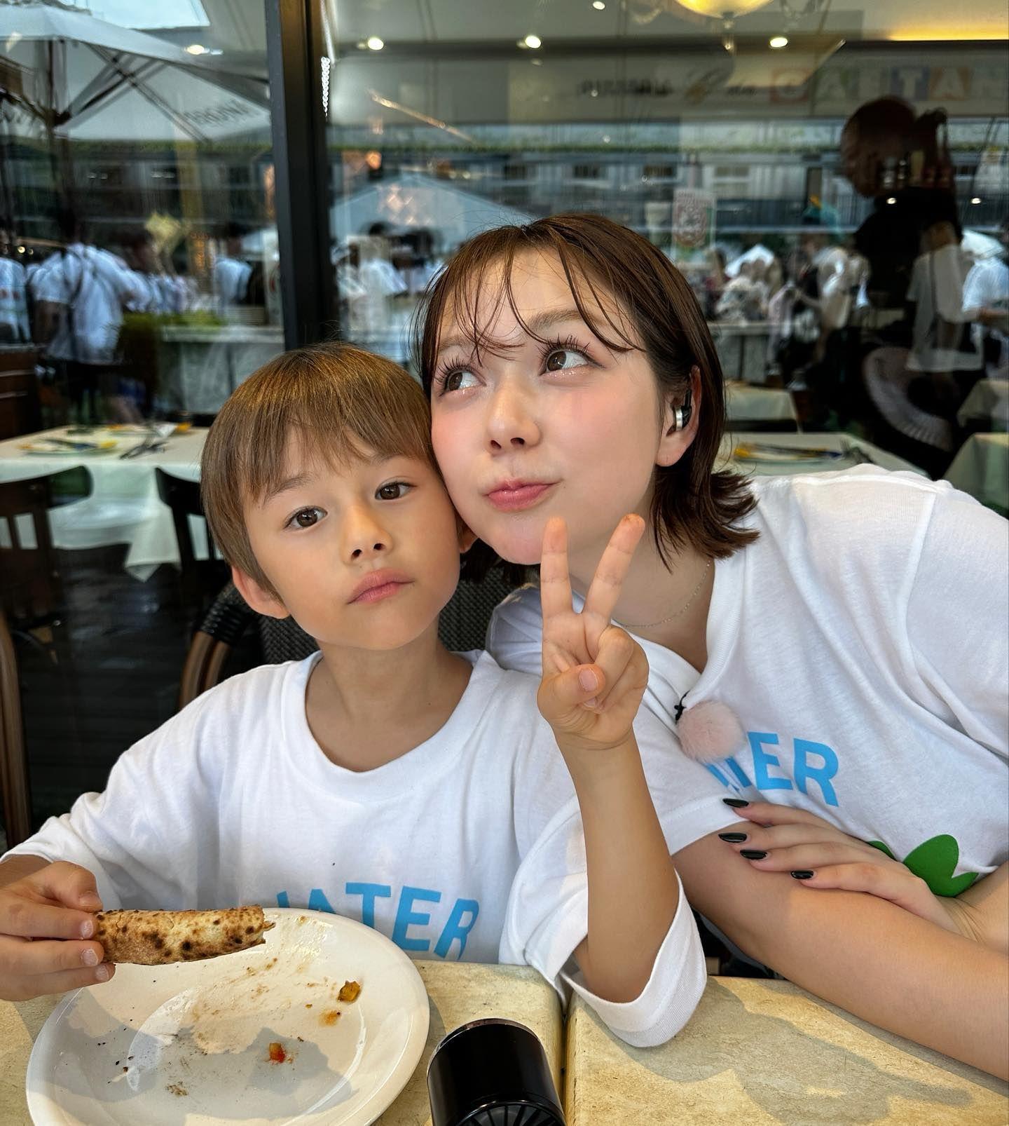 村重杏奈＆19歳下の弟・匠真くん 両親顔出しの家族ショット公開！仲良くテーブルを囲む様子が「可愛すぎる」