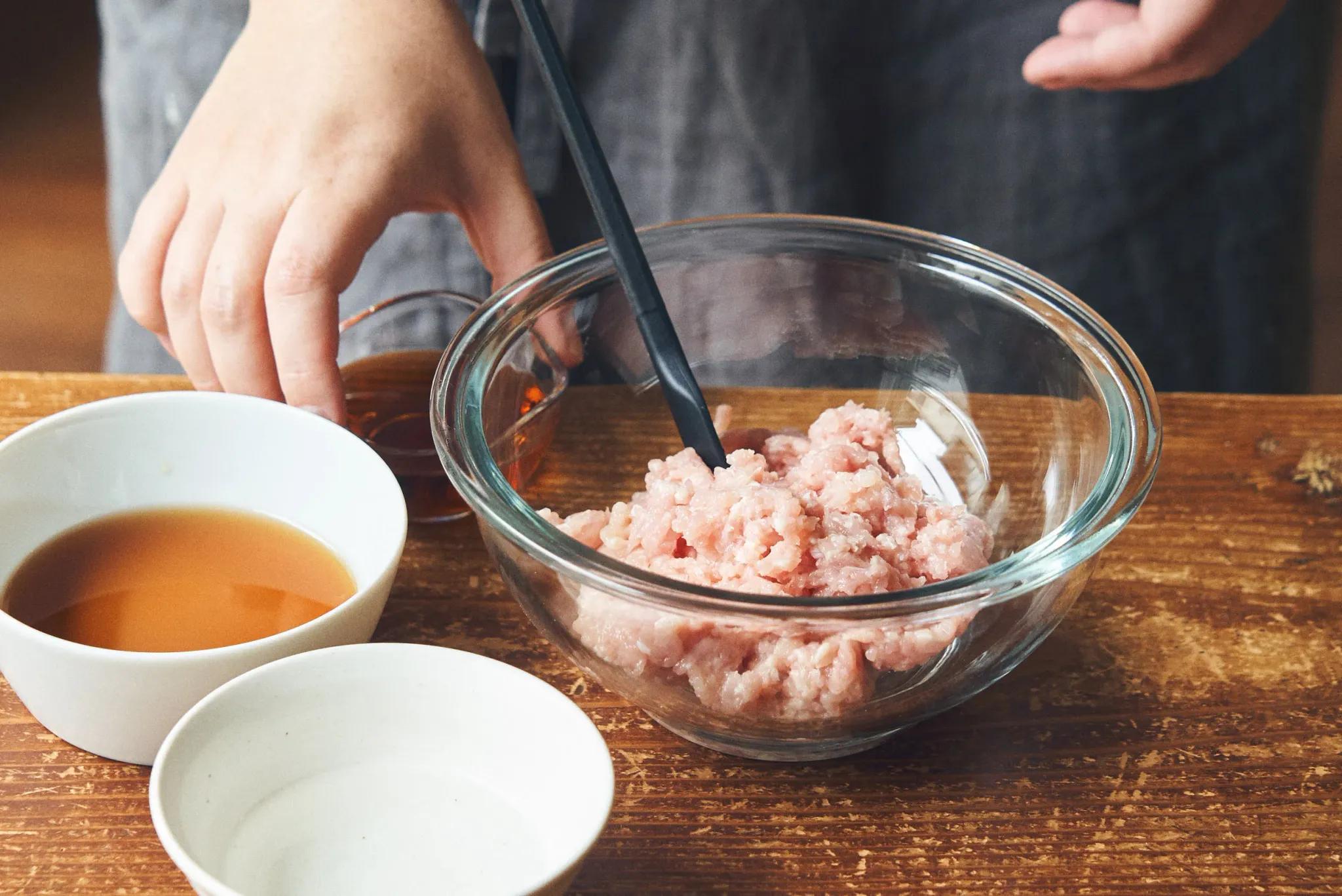 そうめん、夏野菜にベストマッチ！レンジで10分！ナンプラー鶏そぼろ【今井真実の肉レシピ】_bodies