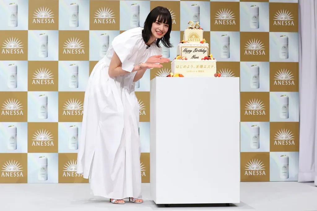 白ワンピの小松菜奈、26歳誕生日を前祝い！目標は「富士登山」_bodies