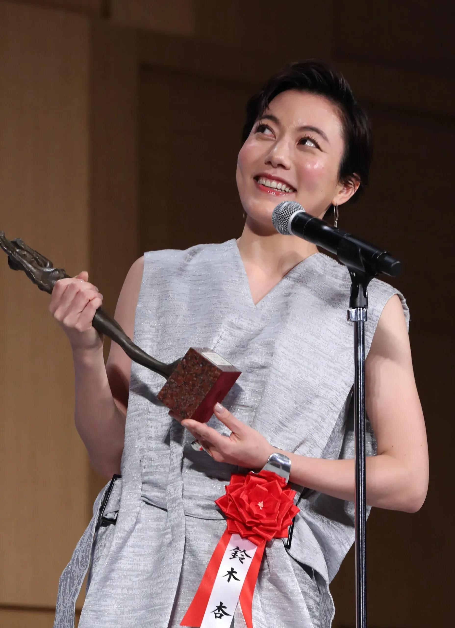 鈴木杏「第28回読売演劇大賞」の大賞を受賞！贈賞式でステージ見渡し「いるかな、蜷川さん」_bodies