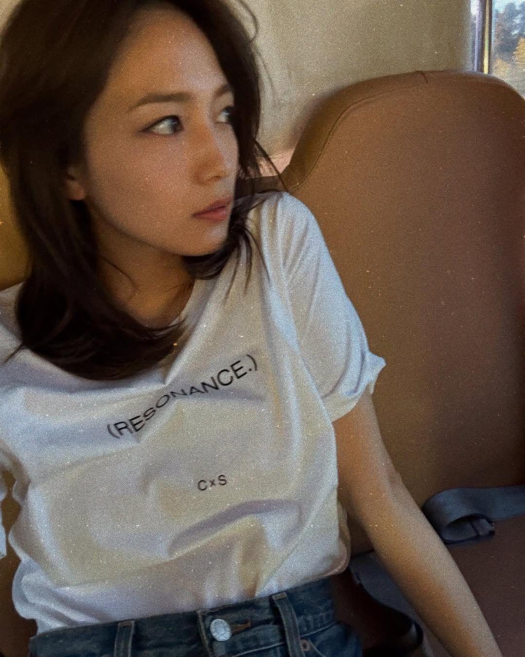 「素敵過ぎて反則！」川口春奈 約2カ月半ぶりにSNS更新！広瀬すずのコラボTシャツを着た姿に「お似合いです！」