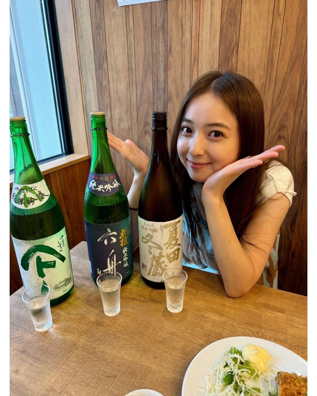 「隣で呑みたい」佐々木希 地元秋田での日本酒飲み比べショット公開！「美味しそうだし可愛いし目が幸せです」