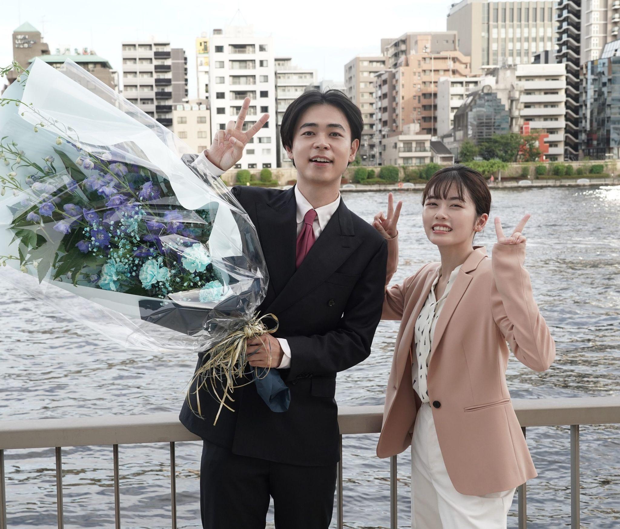 『転職の魔王様』成田凌＆小芝風花が笑顔でクランクアップ！最後のメッセージも