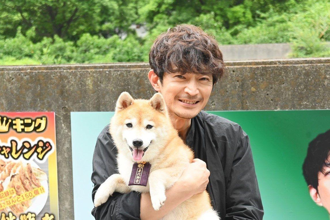 『ナンバMG5』特別編で、津田健次郎と柴犬の豆三郎が共演！撮影レポート